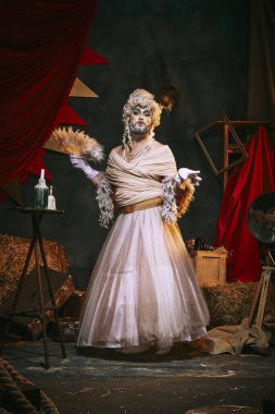 Drag queen, beyaz elbiseli kadın ve parlak makyajlı adam sahne arkası sirkinin üstünde. Sirk, tiyatro, gösteri, gösteri, retro ve vintage konsepti