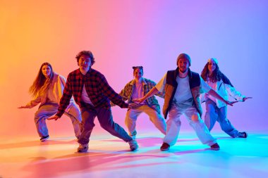 Yetenekli genç insanlar, hareketli arkadaşlar, dans eden hip hop, neon ışıkta değişen stüdyo geçmişine karşı antrenman. Modern dans tarzı, hobi, aktif yaşam tarzı, gençlik kültürü kavramı