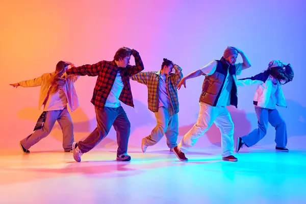 Hareket Halindeki Beş Yetenekli Dansçının Dinamik Performansı Neon Işıkta Gradyan — Stok fotoğraf