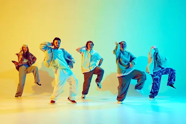 Beş Dansçı Canlı Gündelik Giysiler Içindeki Erkekler Kadınlar Neon Işıkta — Stok fotoğraf