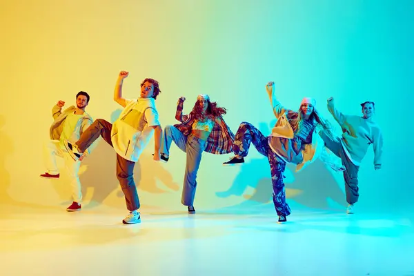 Jonge Mannen Vrouwen Beweging Vrienden Dynamische Poses Dansen Tegen Gradiënt — Stockfoto