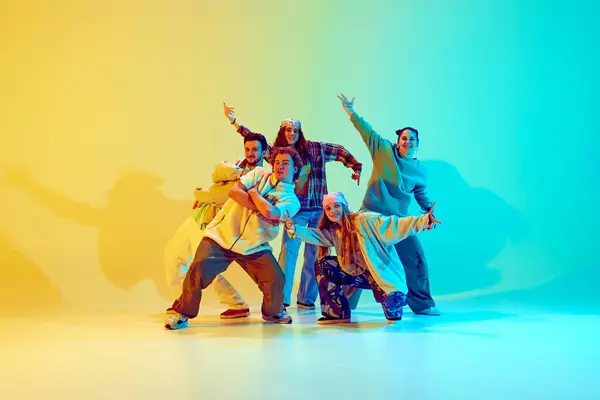 Değişik Insanlar Renkli Günlük Giysiler Içinde Dansçılar Dinamik Atlama Pozisyonunda — Stok fotoğraf
