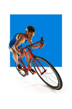 Yoğunlaşmış adamın dinamik görüntüsü, sporcu, bisiklete binen bisikletçi beyaz arka planda mavi elementle izole edilmiş. Spor anlayışı, aktif ve sağlıklı yaşam tarzı, hız, dayanıklılık, hobi