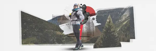 Kışlık Ceketli Gözlüklü Genç Bir Kadın Sırt Çantasıyla Dağda Duruyor — Stok fotoğraf