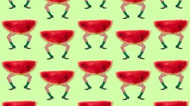 Hareket etmeyi, animasyonu durdurun. Topuklu ayakkabılı kadın bacakları ve yeşil arka planda tatlı karpuz gövdesi. Yaz tadı. Sanat kavramı, yaratıcılık, yemek, tasarım, sürrealizm. Soyut yaratıcı tasarım