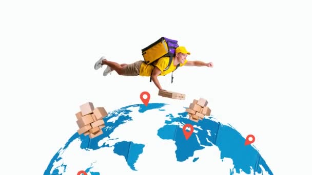 送货员带着比萨饼盒飞过文字地图 上面有定位针和纸板箱 快速服务 全球航运和递送服务 停止运动 — 图库视频影像