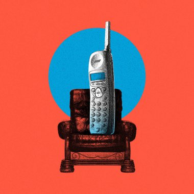 Kırmızı arka planda deri koltukta eski telefon. Tahıl etkisi. Çağdaş sanat kolajı. İş konuşmaları. Retro ve vintage kavramı, yaratıcılık. Poster, reklam