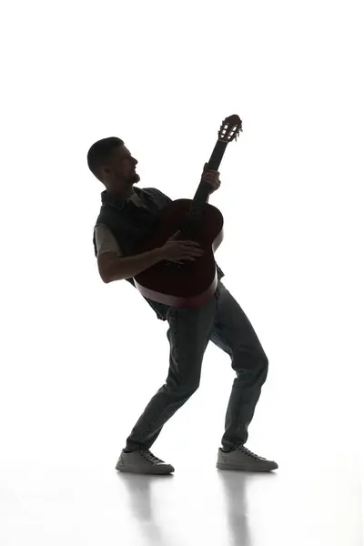 Jeune Homme Artistique Talentueux Jouant Guitare Isolée Sur Fond Blanc — Photo