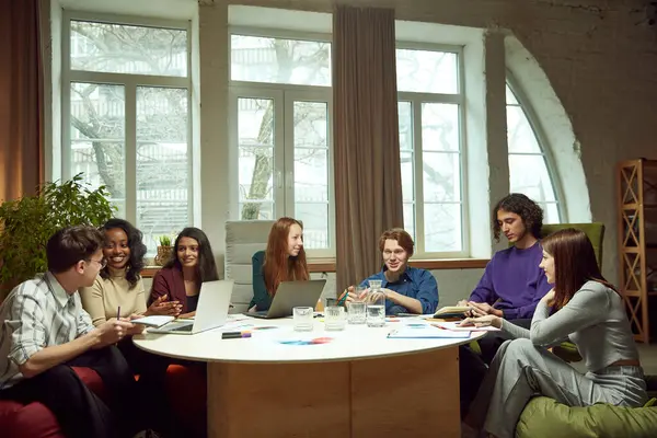 Νέοι Άνθρωποι Κίνητρα Φοιτητές Πανεπιστημίου Που Κάθονται Στο Τραπέζι Και — Φωτογραφία Αρχείου