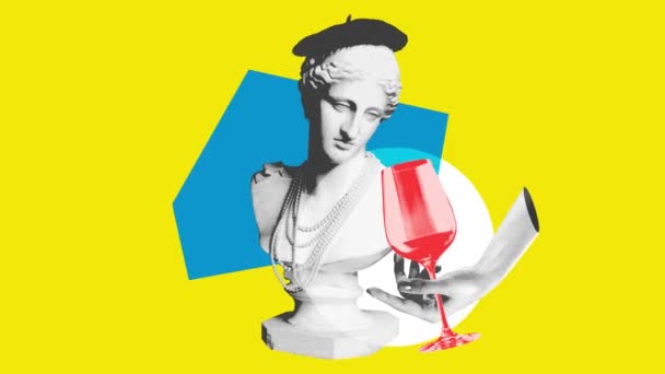 古典风格的雕像在巴黎风格的贝雷帽和酒精鸡尾酒的明亮背景下被打破 停止运动 派对的概念超现实主义酒精饮料流行艺术 微粒效应 — 图库视频影像