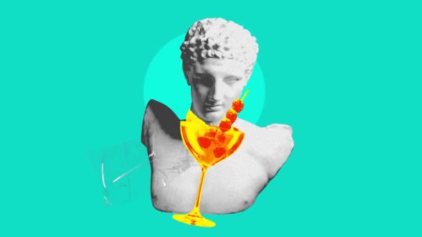 男性古董雕像半身像和甜而酸的鸡尾酒盖在淡蓝色的背景上 停止运动 派对的概念超现实主义酒精饮料流行艺术 微粒效应 — 图库视频影像