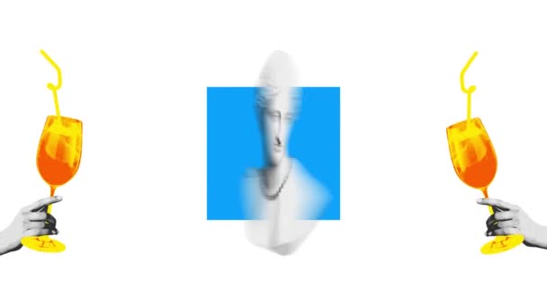 Zabytkowe Popiersie Posągu Perłowym Naszyjnikiem Koktajlem Białym Niebieskim Tle Zatrzymaj — Wideo stockowe