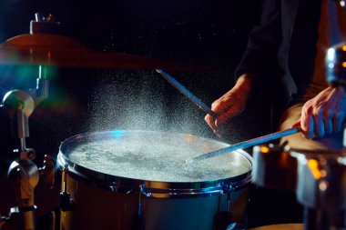 Çubuklardan atlayan su damlalarıyla yakın çekim. Yaratıcı ve etkileyici canlı performans. Müzik kavramı, enstrümanlar, konser, ses, ekipman, festival