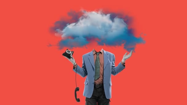 Głowa Chmurze Biznesmen Chmurą Zamiast Głowy Wyciąga Ręce Telefonem Nieporozumienie — Wideo stockowe