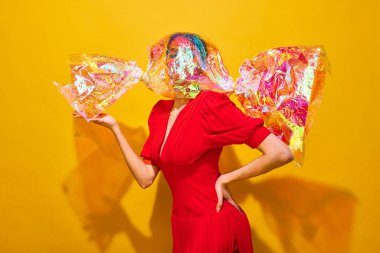 İnci kolyeli füme balık, çapraz sarı arka plan, zarif bir düzenleme. Gıda sanatı fotoğrafçılığı, yaratıcılık, acayip bir tarz.