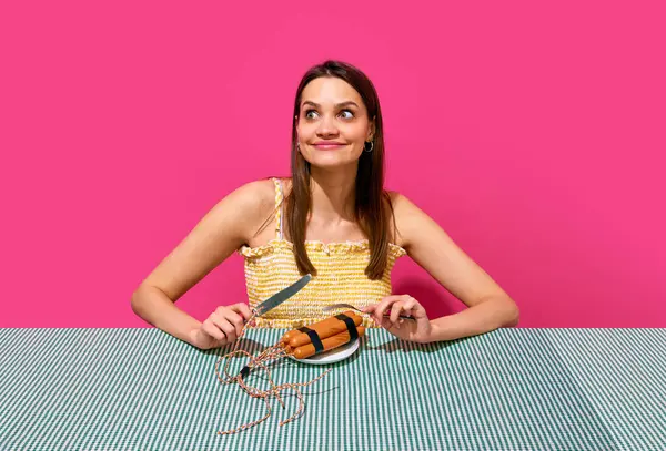 Mujer Joven Sonriente Sentada Mesa Con Jugador Salchichas Imitando Artefacto —  Fotos de Stock