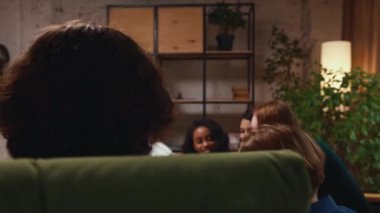 Motive olmuş gençler, masada dizüstü bilgisayarlarla oturan öğrenciler, üniversite görevleri yapan, birlikte proje hazırlayan öğrenciler. Eğitim, gençlik, bilgi, ödev, sınavlar, projeler kavramı.