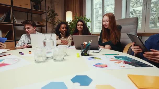 Skupina Mladých Lidí Sedí Stolu Studenti Studují Notebooky Papíry Společně — Stock video