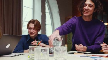 Beyin fırtınası. Gençler, bir grup öğrenci üniversite kütüphanesinde oturup birlikte okuyorlar. Eğitim, gençlik, bilgi, ödev, sınavlar, projeler kavramı.