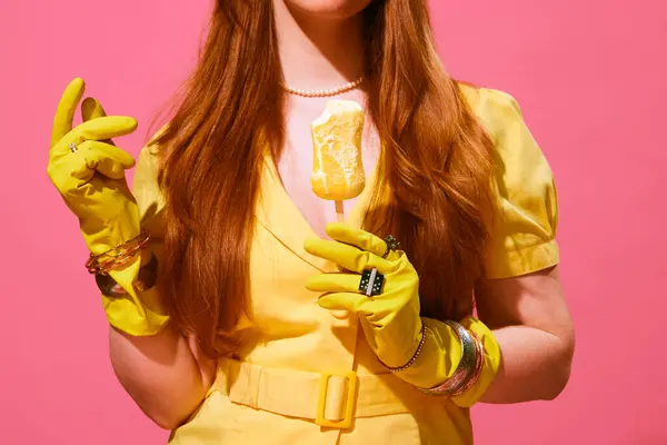 Gesneden Beeld Van Roodharige Vrouw Gele Jurk Rubber Schoonmaak Handschoenen — Stockfoto