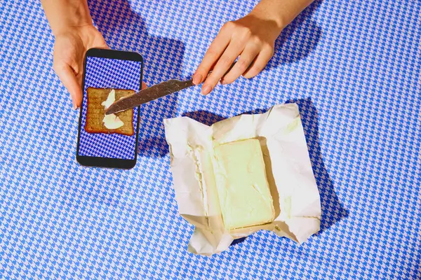Руки Смазывают Виртуальные Тосты Экране Смартфона Настоящим Маслом Ножом Объявление — стоковое фото