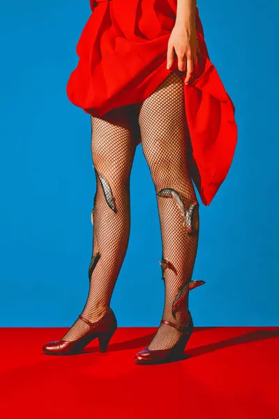 Oříznutý Obraz Ženských Nohou Síťované Punčochě Červených Podpatcích Rybách Naskládaných — Stock fotografie