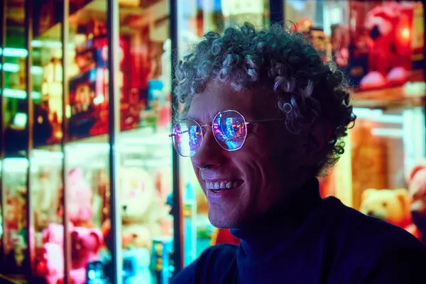 Smiling Curly Man Standing Big City Mall Eyewear Urban Lights — Stock Photo, Image