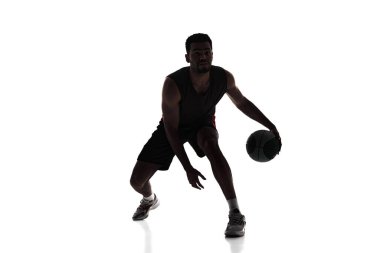 Erkek silueti, oyun sırasında hareket eden basketbol oyuncusu top sürme, beyaz arka planda izole edilmiş eğitim. Profesyonel spor, rekabet, oyun, turnuva, aksiyon kavramı