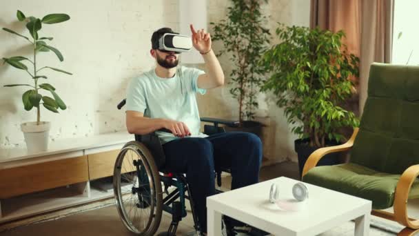 Jovem Sorridente Sentado Cadeira Rodas Usando Óculos Antecedentes Tecnologias Inovadoras — Vídeo de Stock
