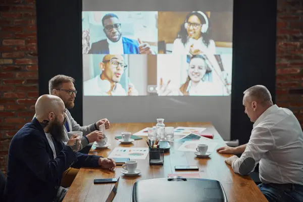 Pengusaha Duduk Kantor Dan Melakukan Konferensi Online Dengan Karyawan Melalui — Stok Foto