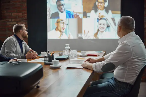 Cooperação Com Estagiários Empresários Líderes Equipe Que Têm Conversação Vídeo — Fotografia de Stock