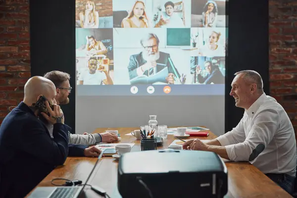 Rekan Kerja Orang Bisnis Bertemu Dengan Karyawan Melalui Panggilan Video — Stok Foto