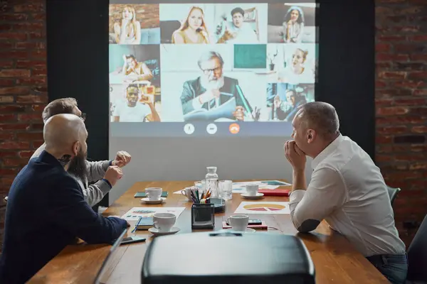 Gerentes Projeto Empresários Sentados Sala Conferências Tendo Videochamada Line Com — Fotografia de Stock