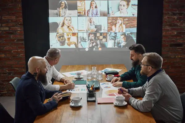 Empresários Reunião Mesa Sala Conferências Participando Videochamada Line Com Funcionários — Fotografia de Stock