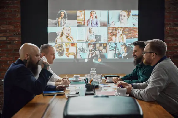 Gerentes Projeto Usando Tecnologia Videoconferência Sala Conferências Conectando Com Funcionários — Fotografia de Stock