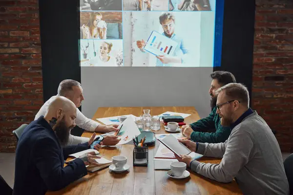 Líderes Equipe Sala Conferências Participando Ativamente Reunião Virtual Com Funcionários — Fotografia de Stock