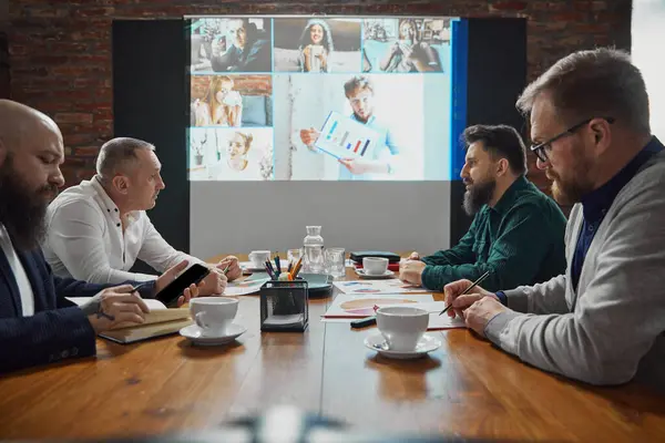 Líderes Negócios Sentando Sala Conferências Tendo Videochamada Online Com Funcionários — Fotografia de Stock