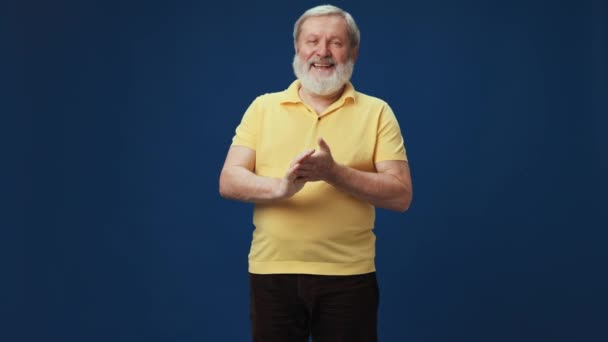 Anciano Barbudo Vestido Polo Amarillo Expresando Emoción Positiva Contra Fondo — Vídeo de stock
