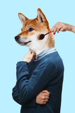 Köpekler erkek vücuduna resmi giysiler giydirip nane ve arka planda makyaj yaptırıyorlar. Kozmetik ürünleri. Çağdaş sanat. Hayvan bakımı, evcil hayvan sağlığı sürrealizm, bakım hizmeti