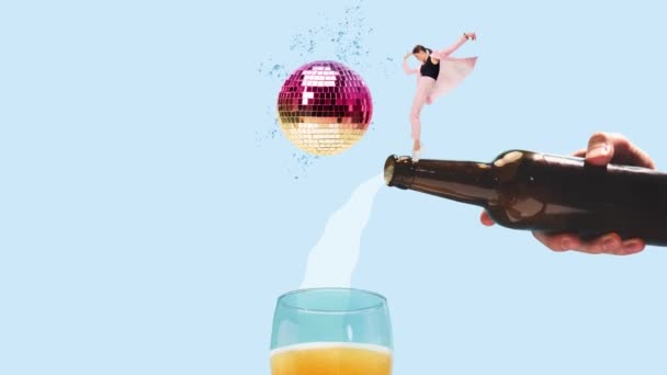 停止运动 创意设计 在迪斯科舞会上 一个时髦的年轻女子在泡沫啤酒玻璃杯上跳舞 派对的概念 创造力 文字的复制空间 — 图库视频影像