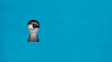 Erkek gözü mavi arka plandaki anahtar deliğine bakıyor fırsat arzusunu sembolize ediyor. Çağdaş sanat kolajı. Kavramsal tasarım. Yaratıcılık kavramı, soyut sanat, hayal gücü ve ilham.