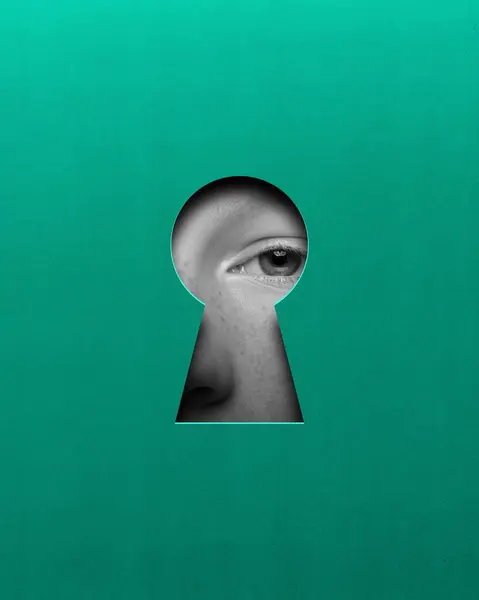 Macera Arzusu Kadın Gözü Yeşil Arka Plandaki Anahtar Deliğine Bakıyor — Stok fotoğraf