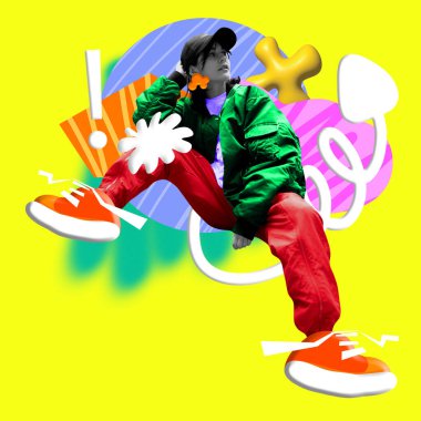 Çarpıcı, parlak renkli sokak tarzı elbisesiyle son derece şık bir kadın. Parlak arka planda soyut unsurlarla birlikte. Çağdaş sanat kolajı. Modern moda kavramı, yaratıcı, gençlik, tarz.