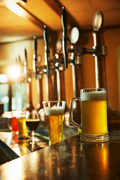 Shiny Metal Beer Taps Wooden Bar Counter Frothy Mug Beer — Stock Photo, Image