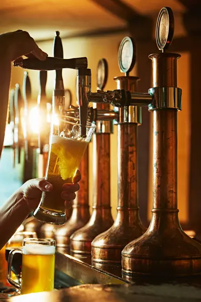 Barkeeper Gießt Schäumendes Lagerbier Aus Dem Zapfhahn Ins Glas Pub — Stockfoto