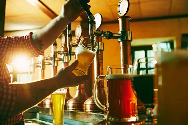 Seitenansicht Eines Jungen Barkeepers Der Bier Einschenkt Während Der Theke — Stockfoto