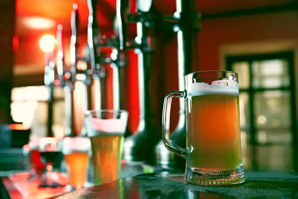 Glas Bierkrug Gefüllt Mit Goldfarbenem Pils Oder Pils Verschwommener Hintergrund — Stockfoto