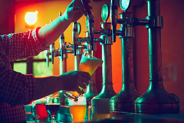 Männliche Hand Barkeeper Der Schäumendes Lagerbier Aus Dem Zapfhahn Ins — Stockfoto