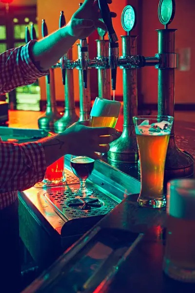 Bierkultur Barkeeper Hände Gießen Mit Präzision Und Sorgfalt Schäumendes Bier — Stockfoto