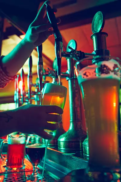 ビール文化 バーテンダーズはタップからラガーの泡立ったビールをマグカップで精度とケアで注ぎます ビールドリンク アルコール 醸造所 パブ雰囲気 味のコンセプト — ストック写真